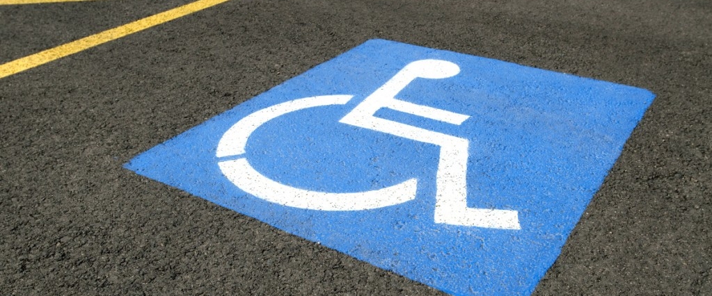 Imatge genèric d'una plaça d'estacionament reservada a persones amb mobilitat reduïda