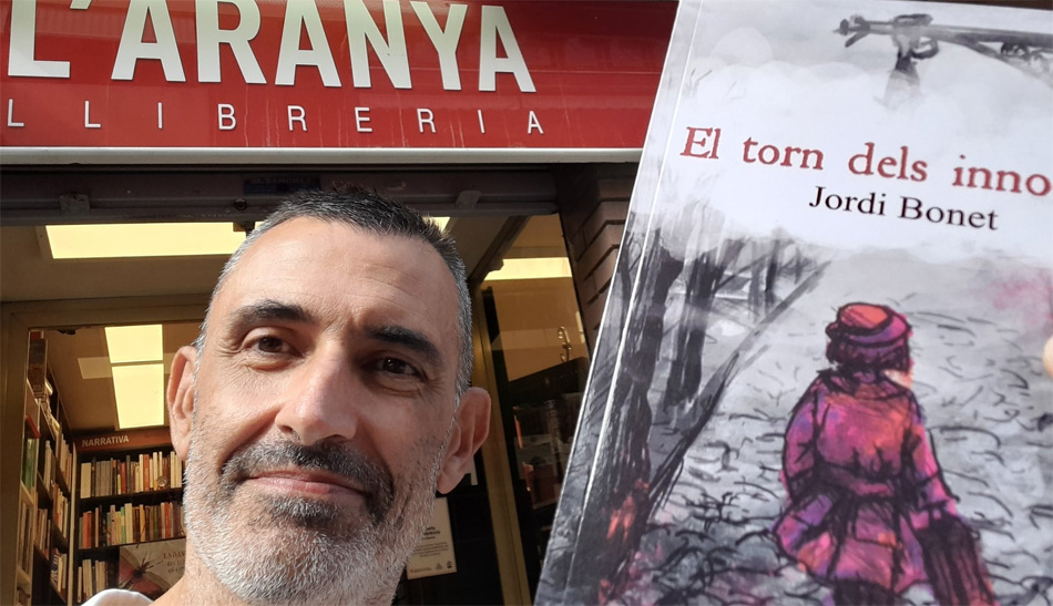 Jordi bonet amb la seva novel·la davant la llibreria L'Aranya