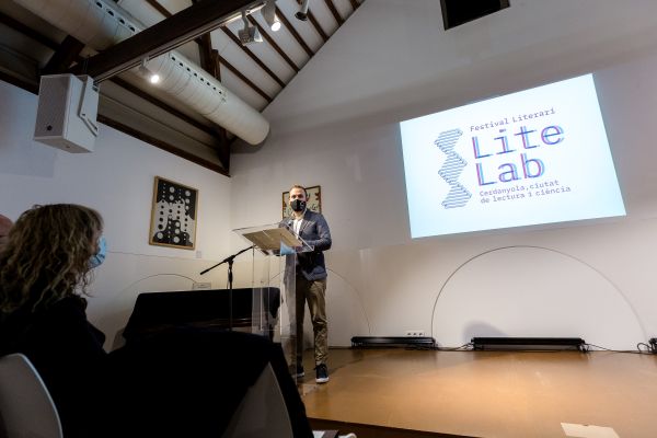 Carlos Cordón anunciant el nou festival de literatura i ciència