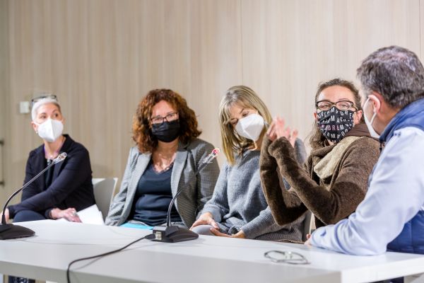 Conxi Coca, Montse Nieto, Maite González, Sònia Sánchez i Francesc Cayuela durant a taula rodona