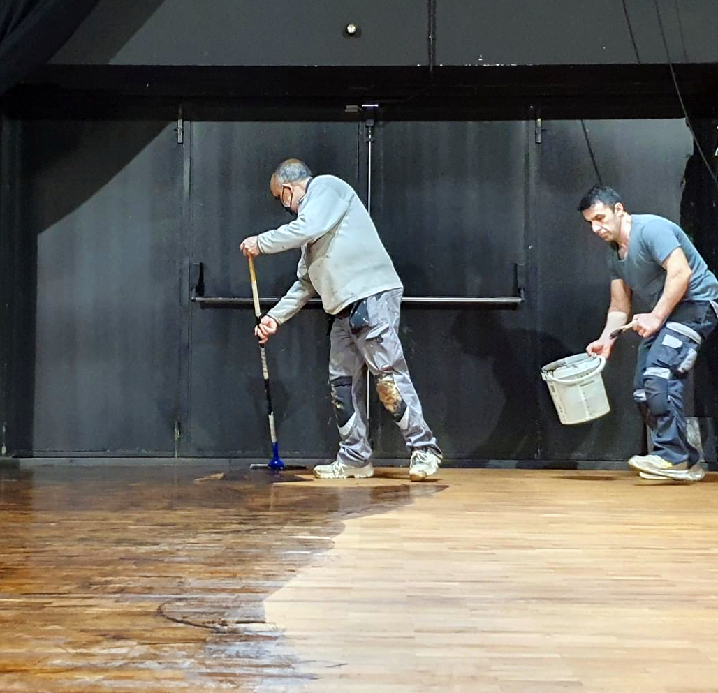 Treballs de millora de l'escenari del Teatre Ateneu