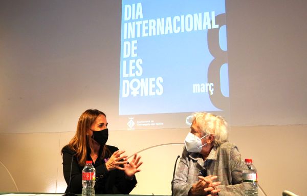 Glòria M. Urbano (esquerra) i Elena Jaumandreu (dreta) durant la presentació del 8M a Cerdanyola