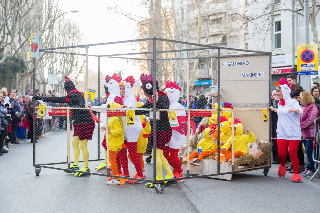 Comparsa 'Una família gallina' a la rua de Carnaval 2020