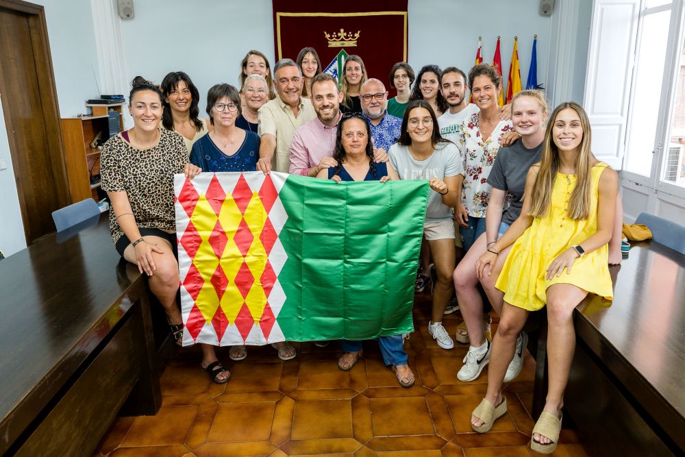 Foto de grup en la recepció de l'Ajuntament al CB Femení Cerdanyola