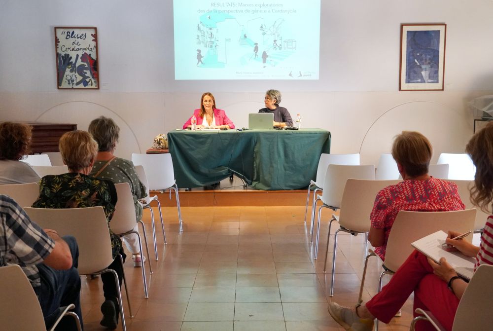 Glòria M. Urbano i Marta Fonseca durant la presentació de l'informe sobre les Marxes Exploratòries