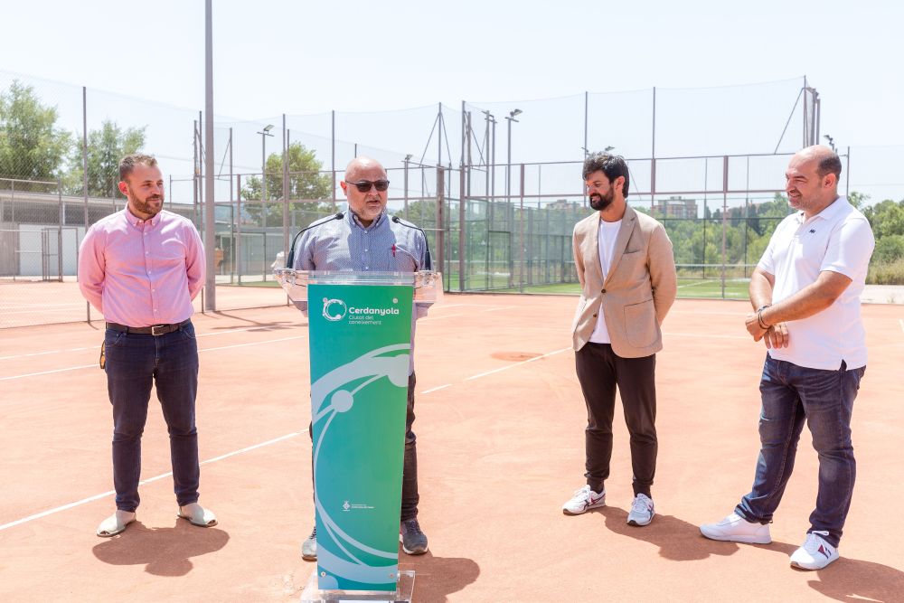 Carlos Cordón, Óscar Pons, Gerard Esteva i Jordi Merino durant la presentació de l'obertura de les pistes de tennis i pàdel del Riu Sec