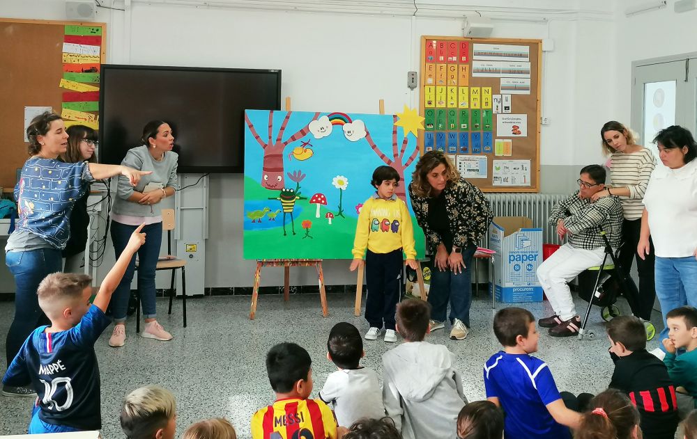 Moment de l'activitat d'explicar un conte sobre diversitat funcional a l'escola La Sínia