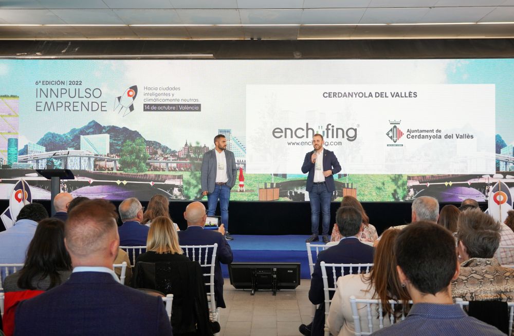 Jesús Benegas, esquerra, i Carlos Cordón, alcalde de Cerdanyola, durant la presentació d'Enchufing a la trobada Innpulso Emprende 2022