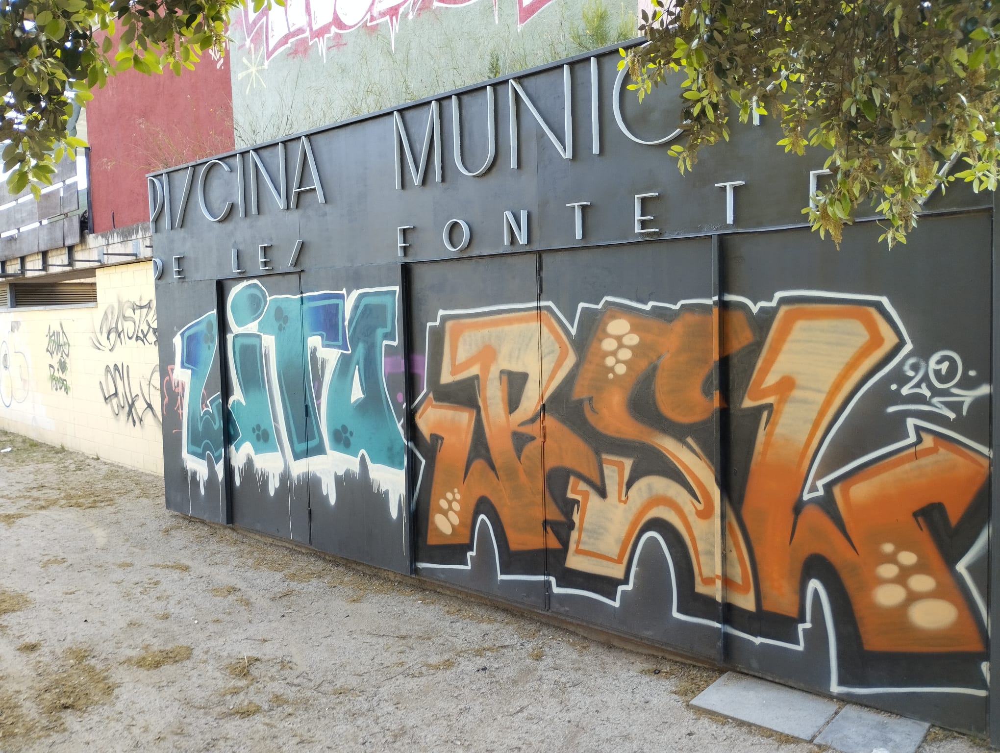 Grafitis a la façana ZEM Les Fontetes