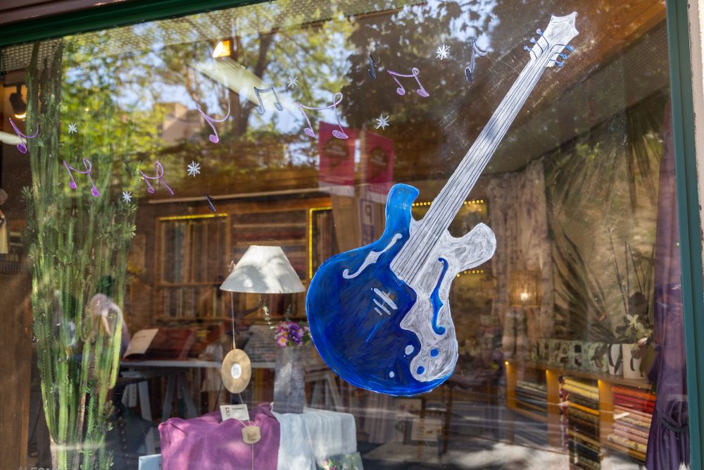 Aparador decorat amb motiu del Festival Blues 2023