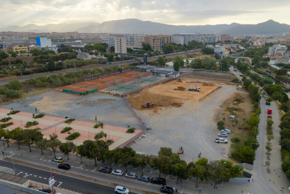 Vista de les obres del pavelló de la ZEM Riu Sec