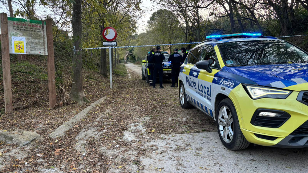 Policia Local a l'accés al Parc de Collserola pel camí de Can Catà