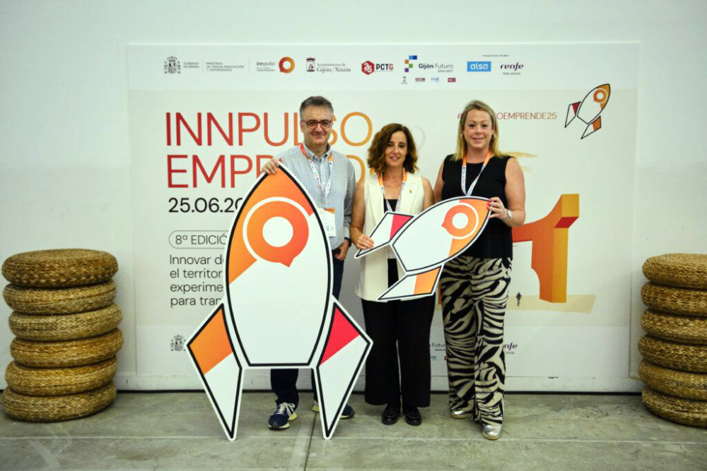 Foto arxiu acte Innpulso Emprende 2025. Regidores d'Innovació, Conchi Martínez, i de Promoció Econòmica, Cristina Padilla, amb Manuel Murillo, director d'Empathy Patient (projecte MOSAIC)