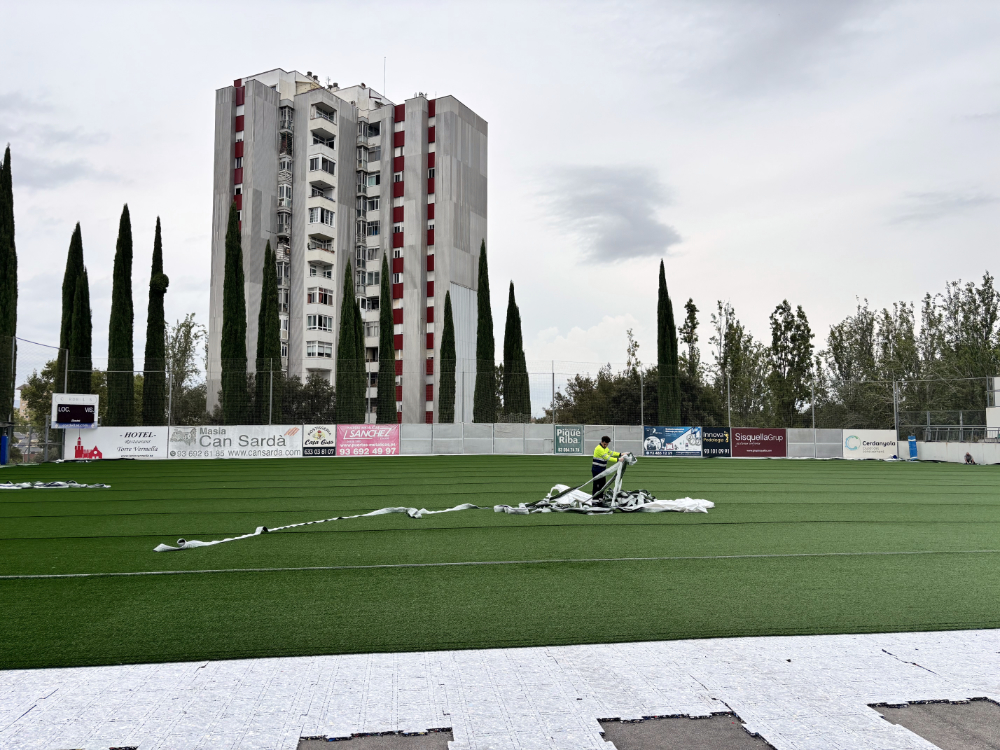 Canvi de la gespa del camp de futbol de Les Fontetes