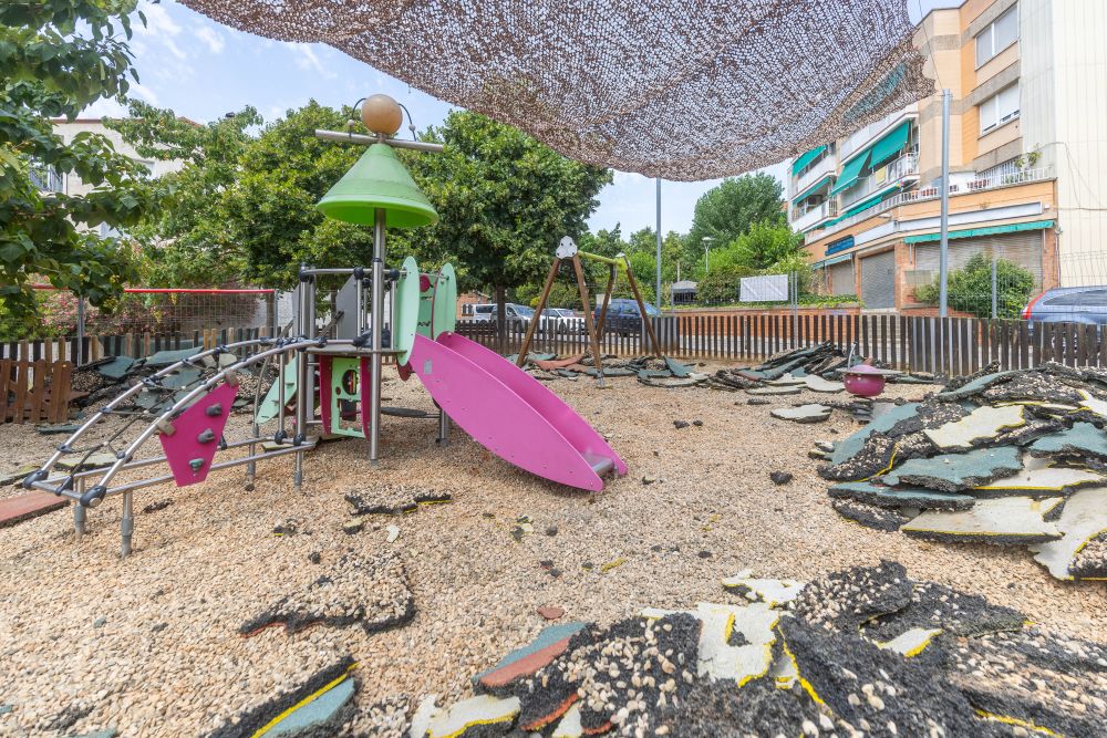 Obres al parc infantil del carrer Santa Engràcia