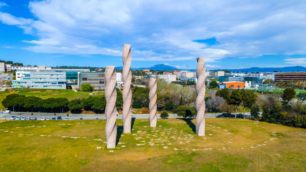 Fotografia de les columnes d'Alfaro amb la UAB de fons