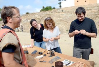 Les regidores Elizabeth Pasamonte i Helena Solà i l'alcalde, Carles Escolà, fent un taller