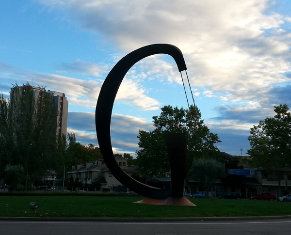 Escultura de la C, obra de Salvador Mañosa