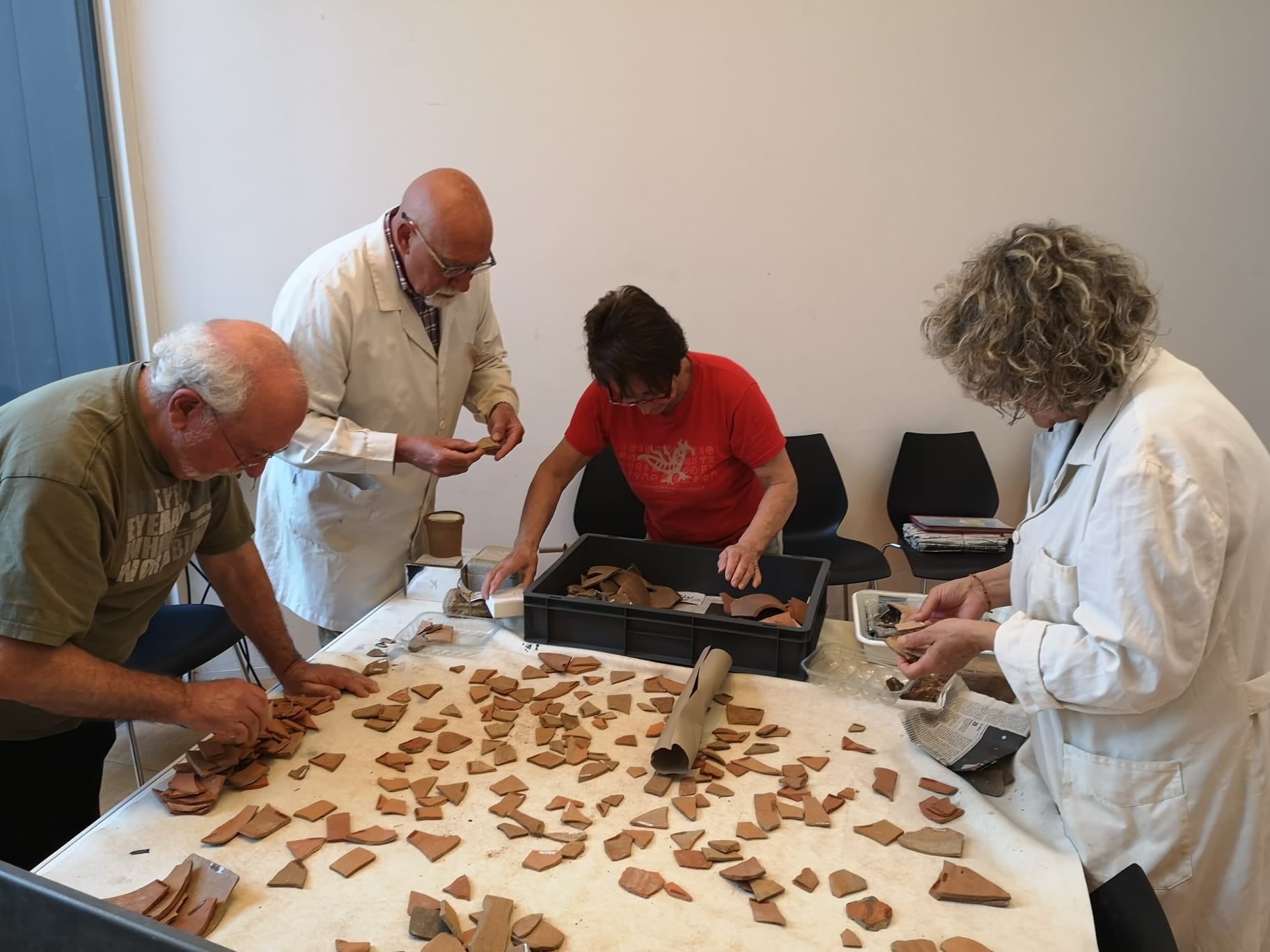 Les persones que participin a l'activitat 'Del fragment a la peça' podran rentar, siglar i classificar el material ceràmic de les darreres excavacions al jaciment de Ca n’Oliver. Foto: Tito Vera