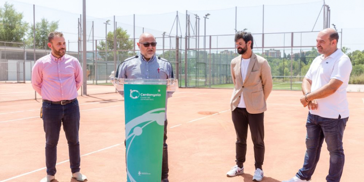 Carlos Cordón, Óscar Pons, Gerard Esteva i Jordi Merino durant la presentació de l'obertura de les pistes de tennis i pàdel del Riu Sec