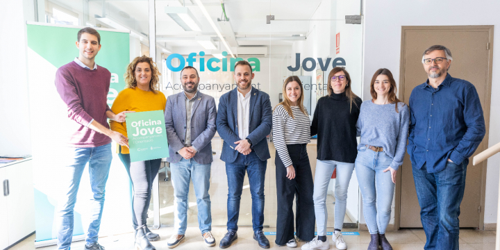 Foto de familia de la presentació de l'Oficina Jove