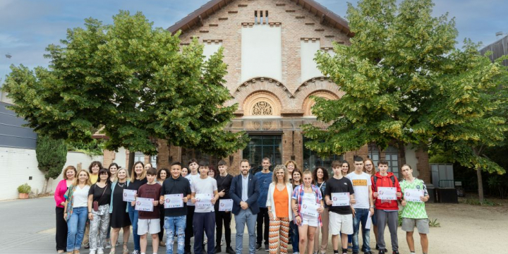 Fotografia de família amb alumnat, empreses, professorat i autoritats