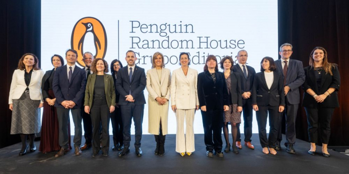 Autoritats i directius de Penguin durant la inauguració