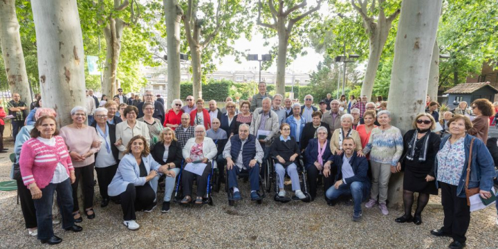 Fotografia de família de les persones homenatjades ahir dimarts 13 de maig