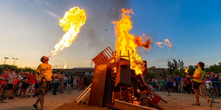 Moment d'encendre la fogura de Sant Joan del 2023