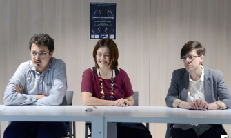La regidora de Cultura, Elvi Vila, acompanyada per Irene Delgado i Borja Mascaró, directors de l'AMCV i la JOC