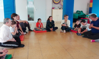 Moment d'una sessió de ioga inclusiu amb infants 