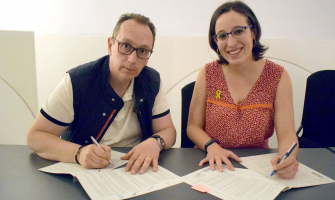 Felipe López i Laura Benseny firmant el conveni de col·laboració