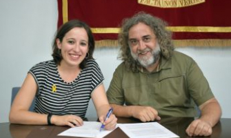 Laura Benseny i Pedro Casas firmant el conveni