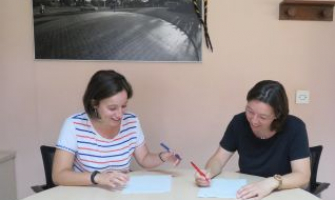 Laura Benseny (esquerra) i Miriam Mimó firmant el conveni de col·laboració