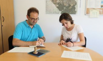 Sergio Muñoz i Laura Benseny en el moment de signar el conveni de col·laboració