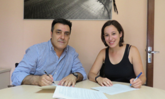 José Maria Blanco i Laura Benseny firmant el conveni de col·laboració