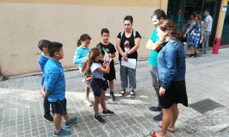 L'alcalde i la regidora d'educació parlen amb els infants que participen a la gimcana