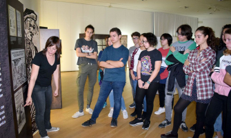 Els joves participants escolten les explicacions de la tècnica del Museu de ca n'Oliver