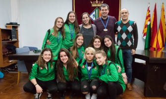 Les campiones amb l'alcalde, la regidora d'Esports i el president de l'entitat