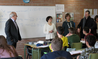 Josep Bargalló, esquerra, ha visitat diferents aules de l'institut Pere Calders