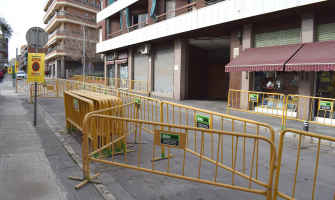 Tanques per les obres al carrer de Santa Marcel·lina