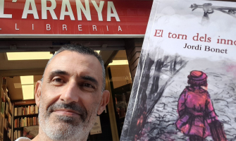 Jordi bonet amb la seva novel·la davant la llibreria L'Aranya
