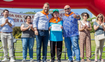 Carlos Cordón i Óscar Pons amb una de les participants cerdanyolenques al cicle de passejades