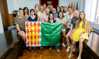 Foto de grup en la recepció de l'Ajuntament al CB Femení Cerdanyola