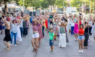 Flashmob de sevillanes a la Festa de Banús 2022