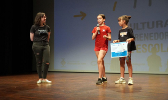 Moment de lliurament d'un dels xecs a ADAC