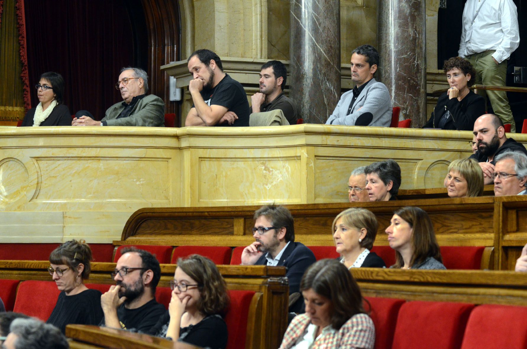 L'alcalde Carles Escolà, i els familiars cerdanyolencs de Josep Giné