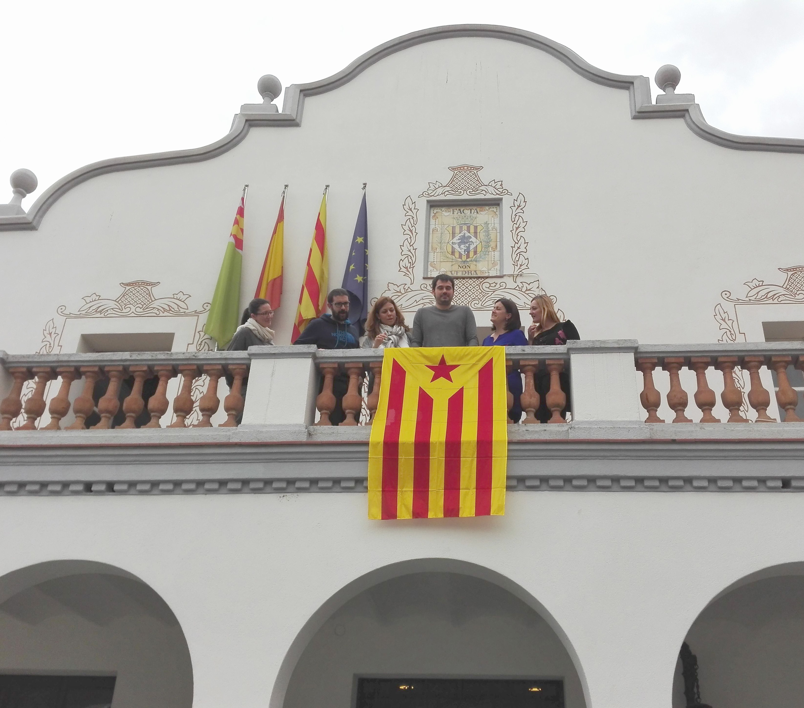 Moment de la penjada de l'estelada a la Casa Consistorial