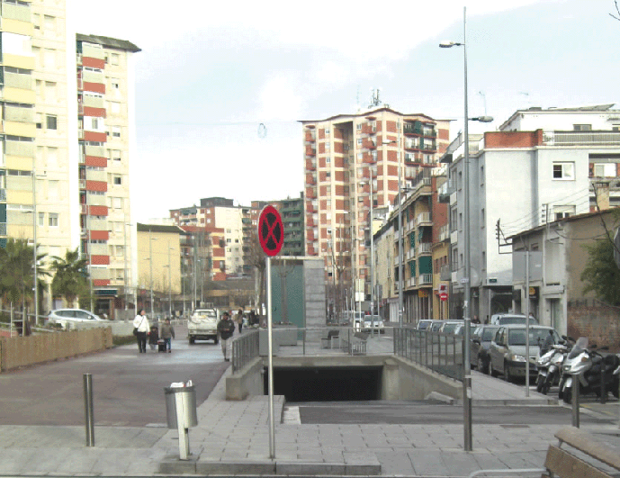 Sortida del pàrquing situat a la plaça de la Constitució