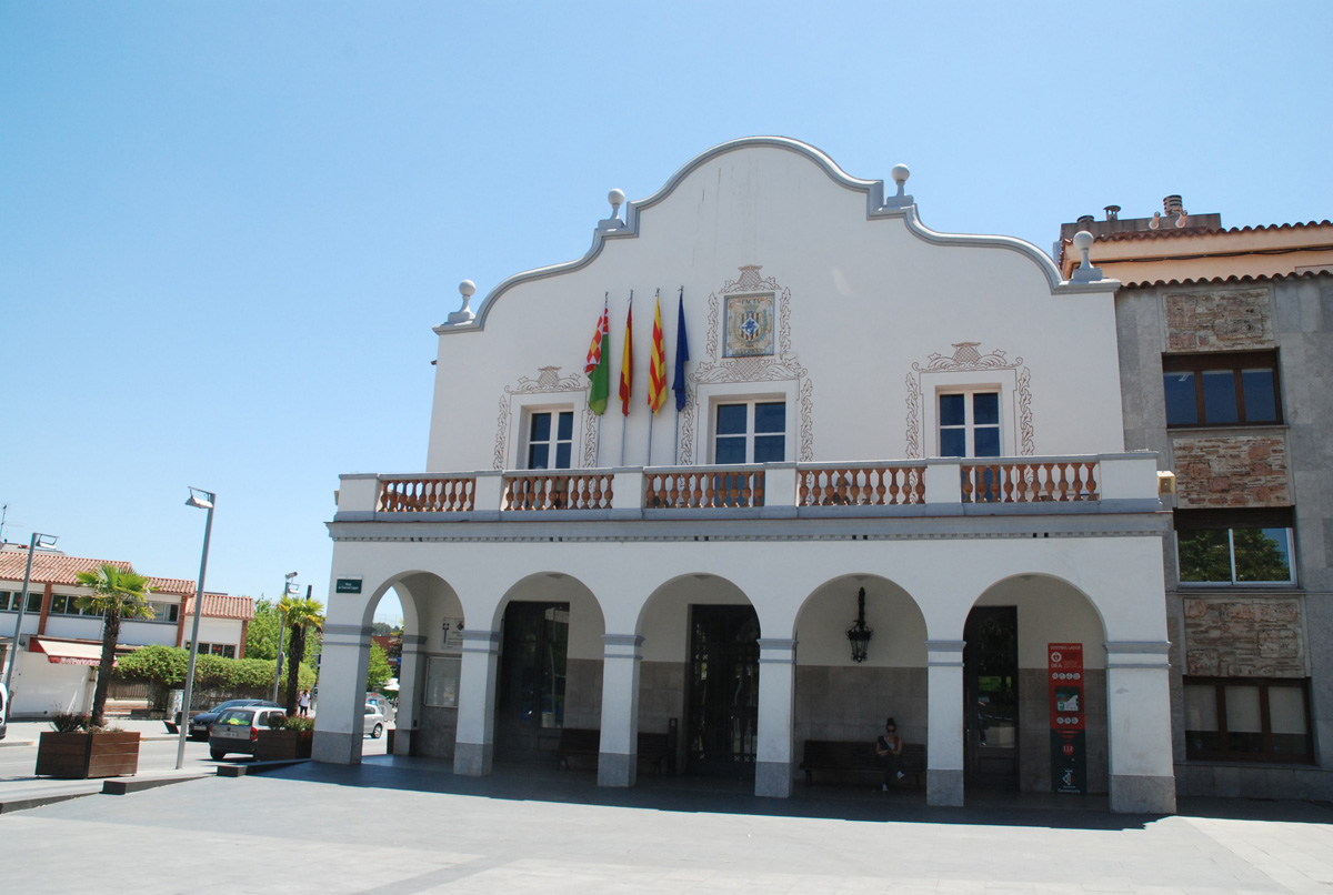 Façana de l'Ajuntament de Cerdanyola del Vallès